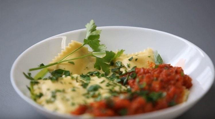 La servire, găluște italiene pot fi adăugate cu sos.