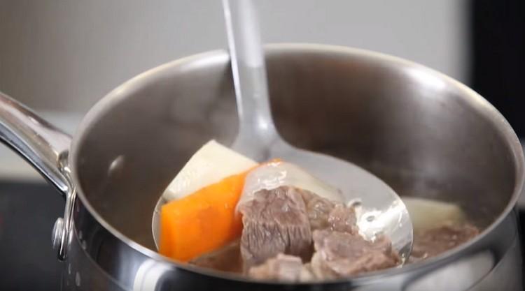 Kuhajte govedinu s povrćem dok ne omekša.