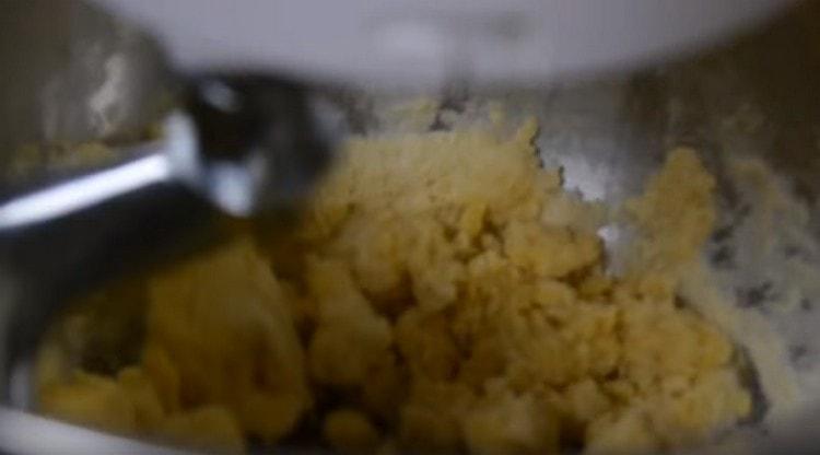 Pétrir une pâte légère à base d'œufs et de farine.