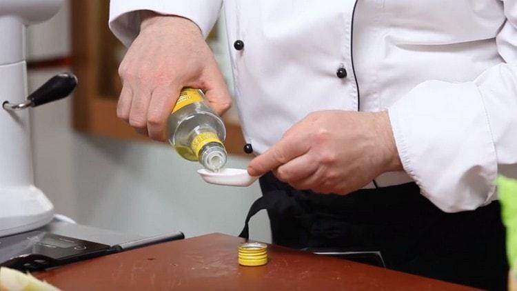 Adăugați o lingură de ulei de măsline într-un aluat aproape finalizat.