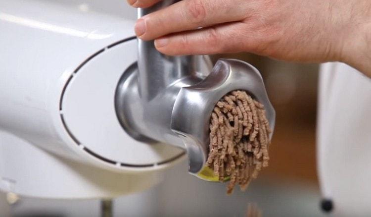 Pass the boiled meat through a meat grinder.