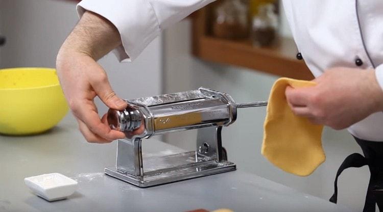 Rouler finement la moitié de la pâte.