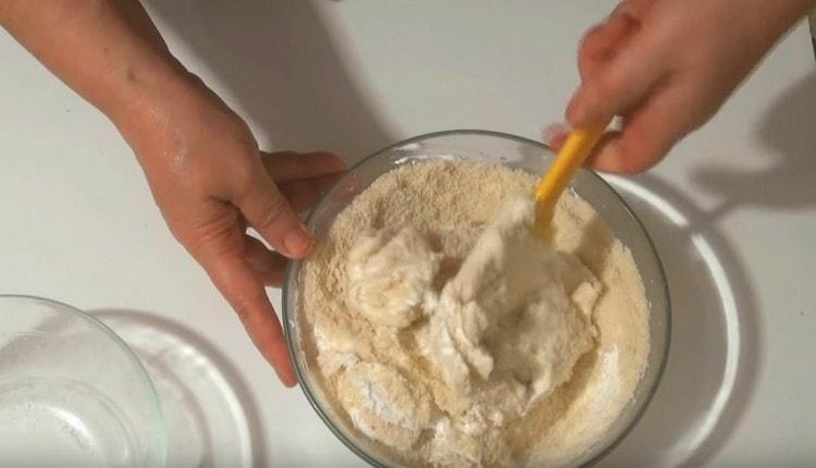 Introduzca suavemente la harina de almendras en la masa de proteínas.