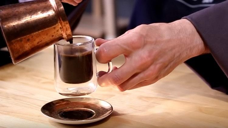 Retirer immédiatement le Turc du feu et verser la boisson dans une tasse.