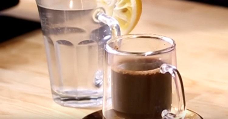 Au moment de servir avec du café, il est préférable d'offrir un verre d'eau.