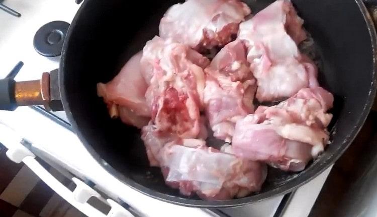 We spread the pieces of the rabbit in a pan, add the vegetable and a piece of butter.