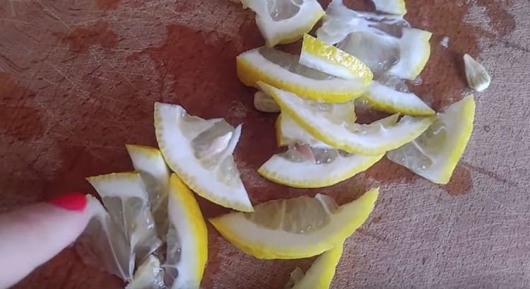 Cut the lemon into small slices.