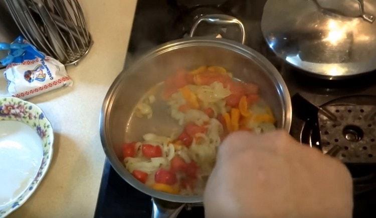 Dodajte rajčicu i papar luku.