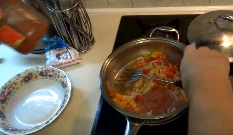 Ajoutez un peu de sauce soja et de pâte de tomate.