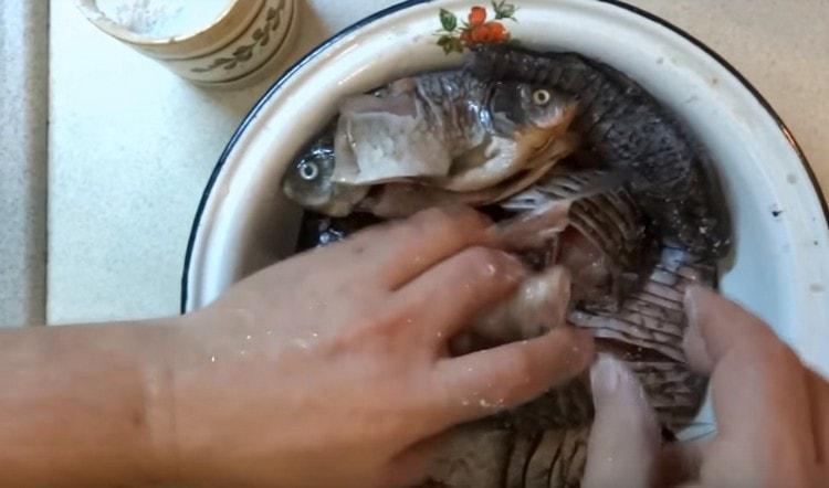 Mettez le poisson dans un bol et salez.