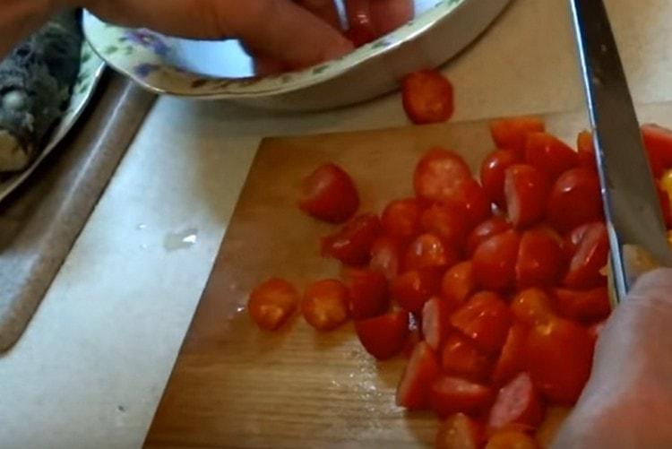 Couper les tomates en morceaux.