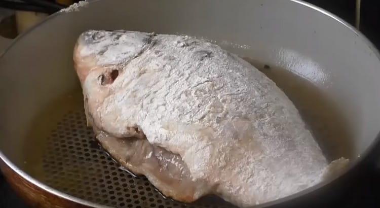 Kruh uvaljajte u brašno i rasporedite na zasebnoj zagrijanoj tavi.
