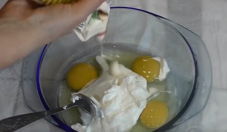 Pour faire la sauce, mélangez la crème sure aux œufs.
