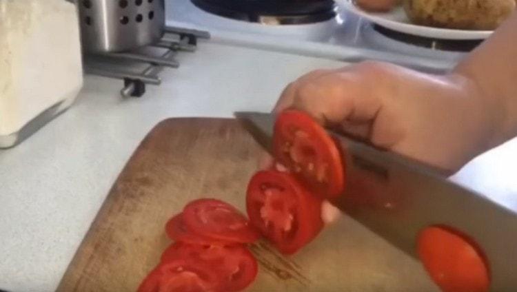 Corte en dados los tomates y los pimientos.