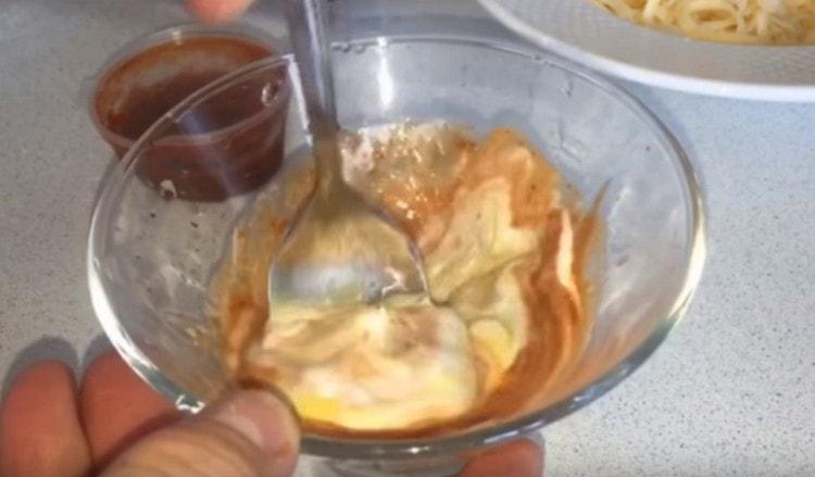 Cooking sauce from ketchup and sour cream.