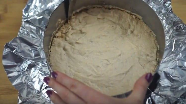 Carefully separate the cake from the walls of the mold. take it out.