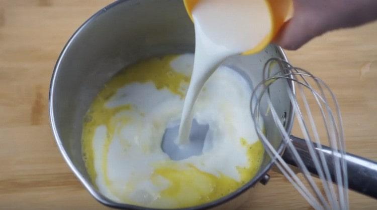 In the stewpan we combine the egg with sugar, add milk.