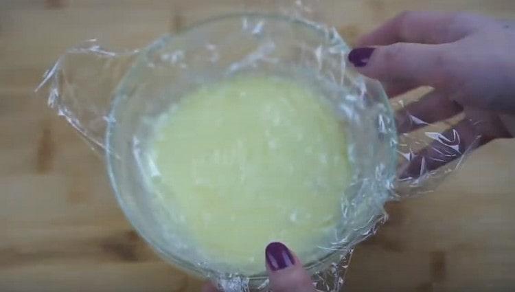 We put the custard base for the cream in a bowl, cover it with cling film and leave to cool.