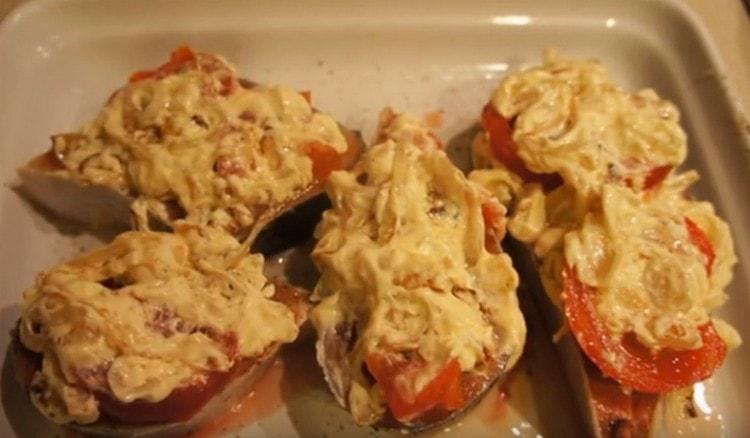 Po vrhu rajčice rasporedite umak od luka i majoneze.