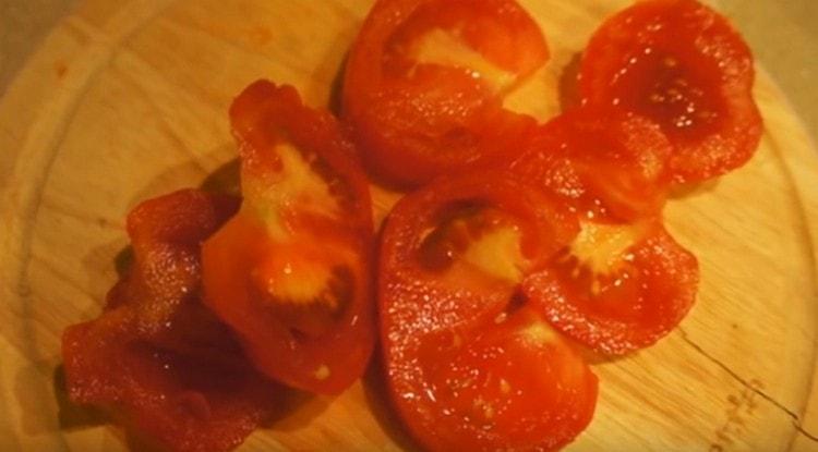 Couper la tomate en fines tranches.
