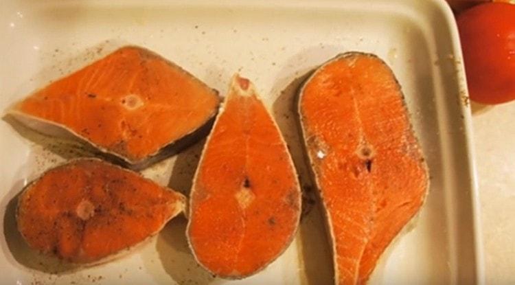 Dans le plat de cuisson, déposez les darnes de saumon coho.