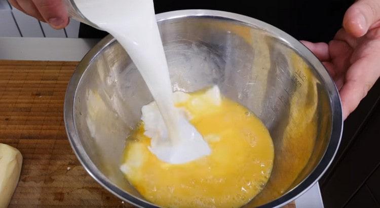 Agregue la crema a la masa de huevo.