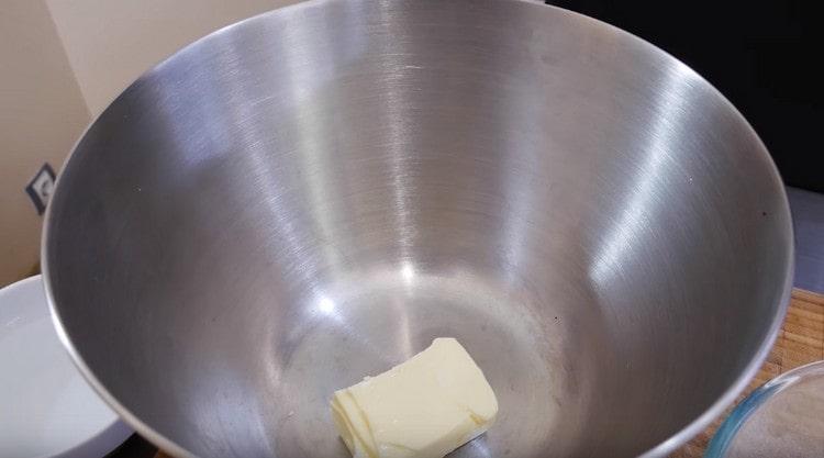 Ponga mantequilla suave en un recipiente hondo.