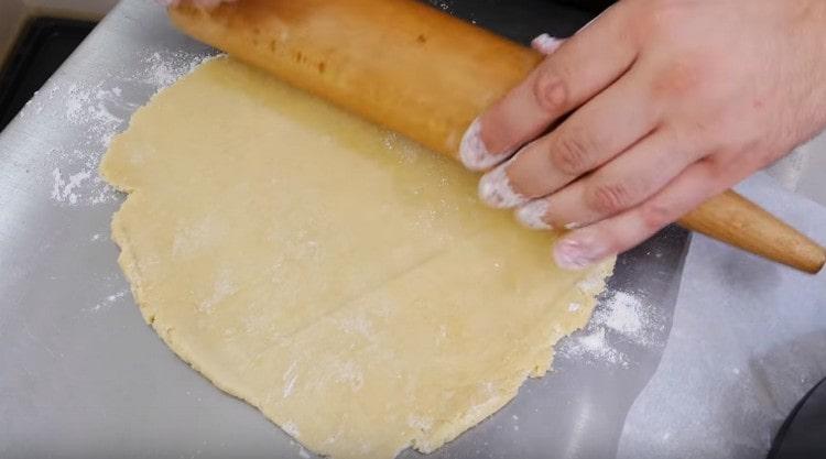 Abaisser la pâte en fonction de la taille de la forme.