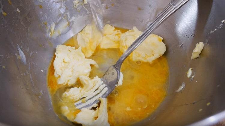 Knead a little with a fork, add water.