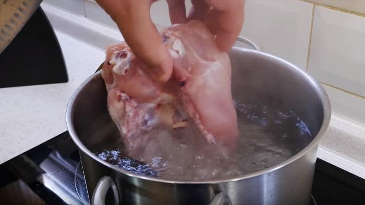 Nous envoyons de la poitrine de poulet à la cuisine.