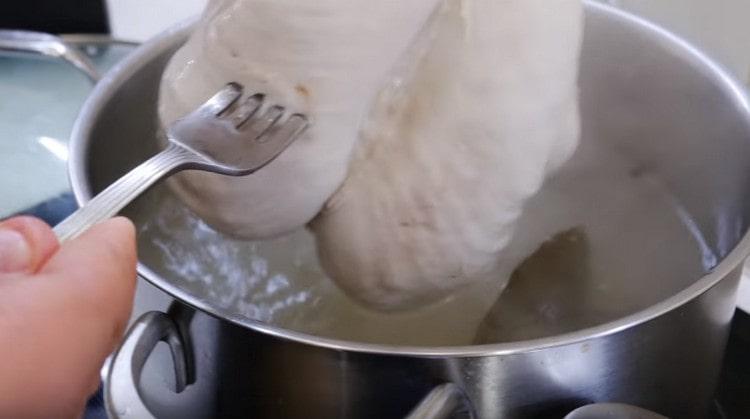 Cuire le poulet jusqu'à ce qu'il soit cuit.