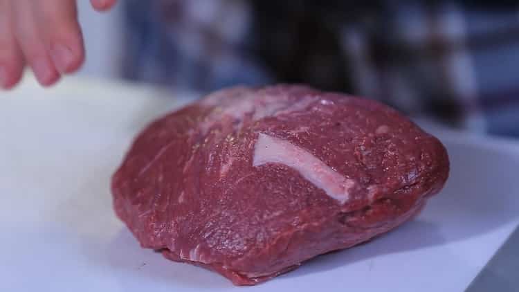 For at lave en klassisk stege oksekød med en simpel opskrift, skal du forberede kødet
