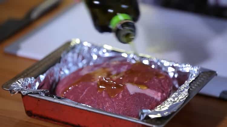 Para preparar una carne asada clásica de acuerdo con una receta simple, llene la carne con aceite.