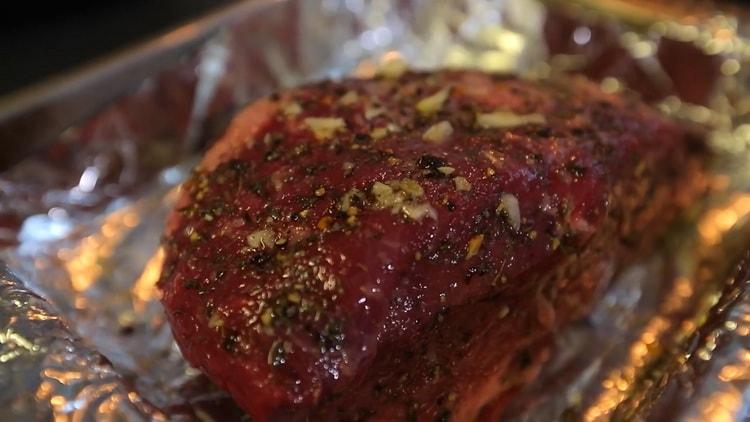 Ak chcete vyrobiť klasické pečené hovädzie mäso s jednoduchým receptom, pripravte korenie