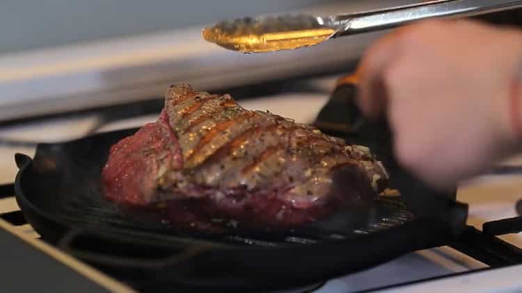 Steg kødet for at tilberede et klassisk stege oksekød med en simpel opskrift