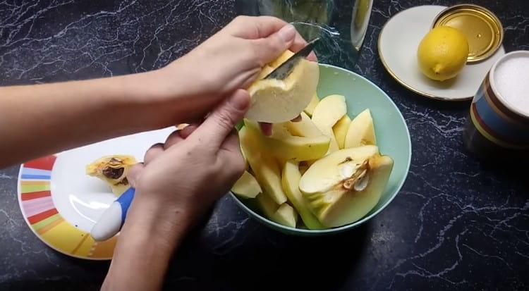 Couper les fruits en tranches.