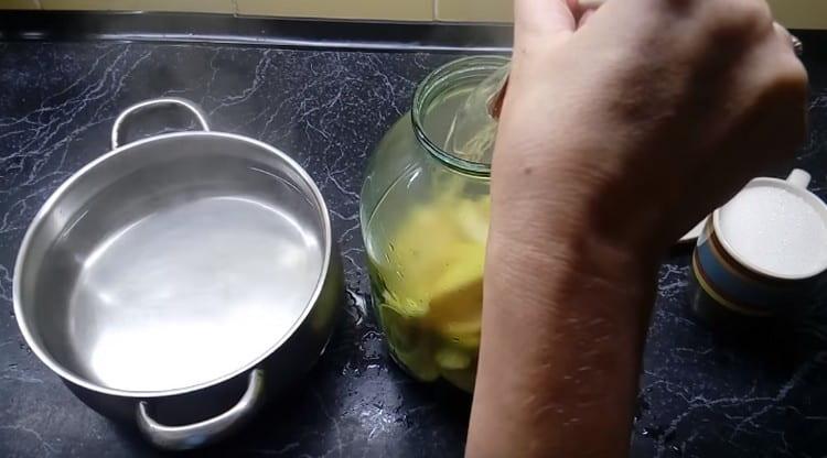 Remplissez doucement le pot avec de l'eau bouillante jusqu'au cou.