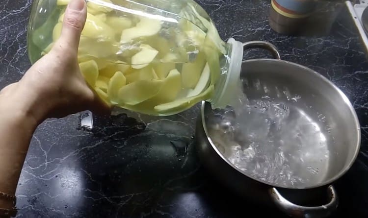 Videz l'eau dans la casserole et ramenez-la à ébullition.