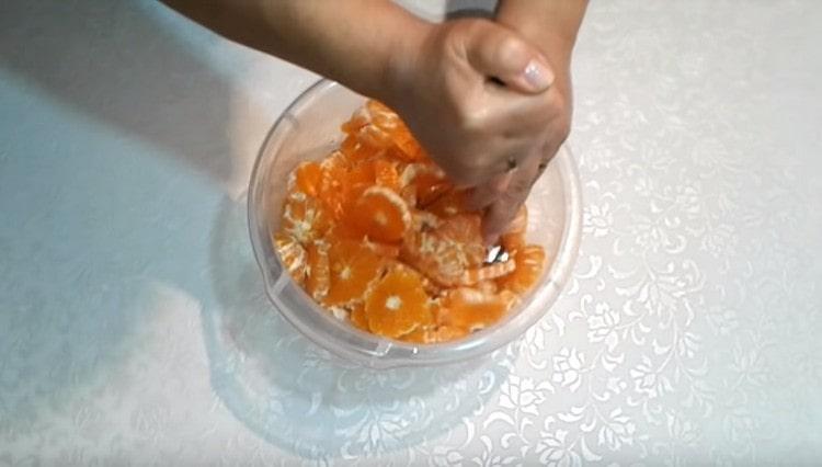 Knead mashed tinadtad na tangerines sa tinadtad na patatas.