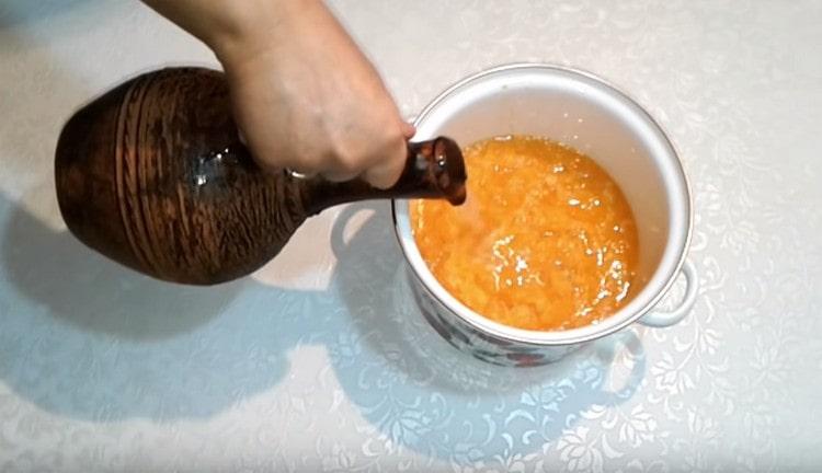 Put mashed tangerines in a saucepan and fill with water.