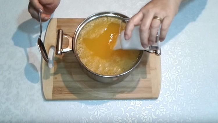Ajouter le sucre à la compote et bien mélanger jusqu'à dissolution complète.