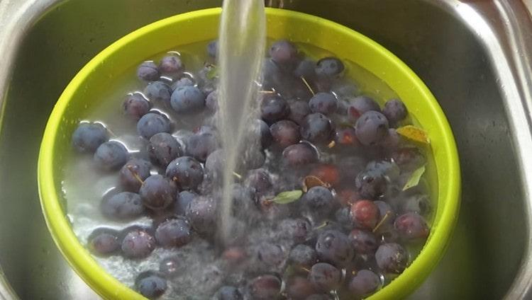 Thoroughly wash the plums.