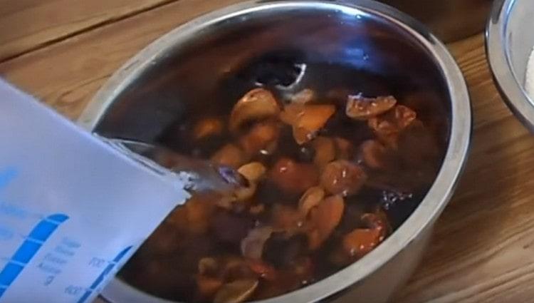 Wash dried fruits and fill with water.