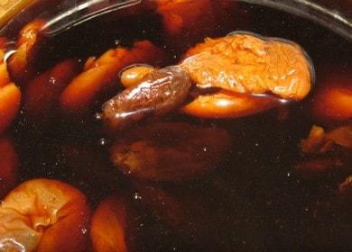 בישול קומפוט שימושי מ שזיפים מיובשים לפי המתכון עם תמונה.