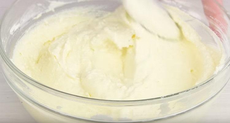 We mix the curd filling to a homogeneous light consistency.