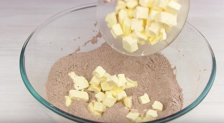 Pridajte k suchým ingredienciám plátky studeného masla.