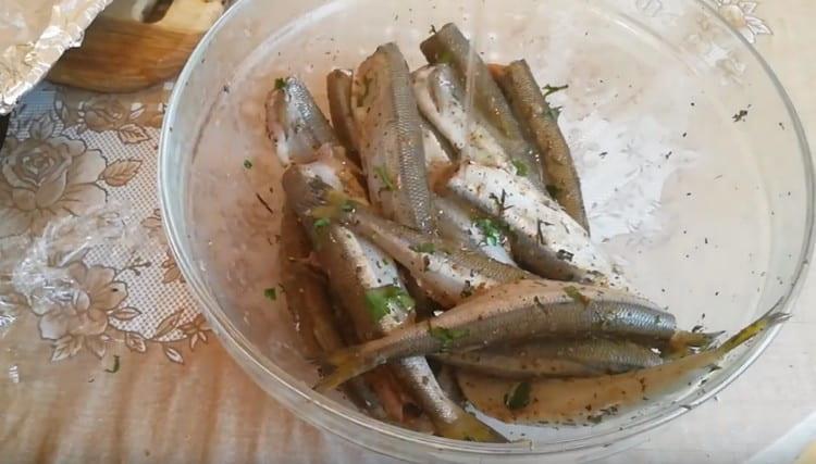 Verser le poisson préparé avec de l'huile d'olive.