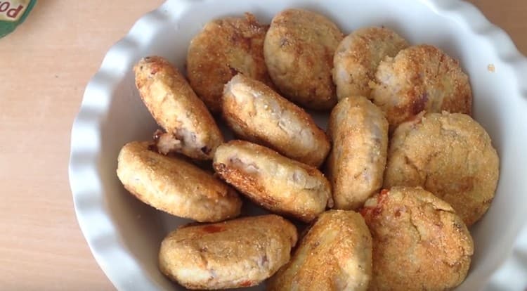 Put the fried cutlets in a baking dish.