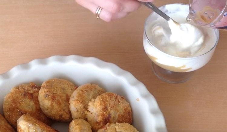 Faire de la sauce pour remplir les galettes.