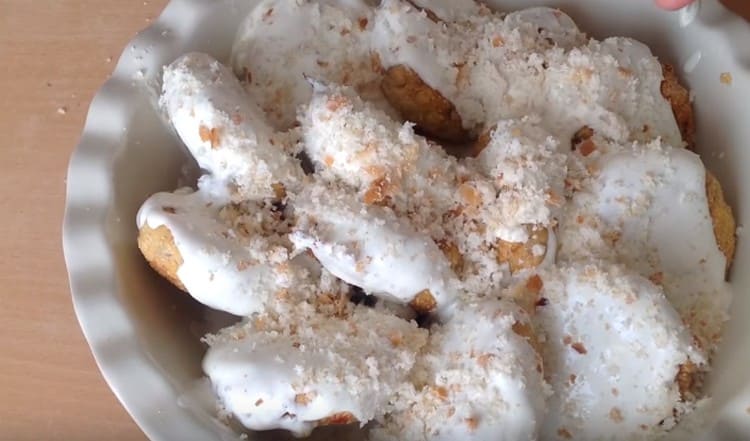 Sprinkle cutlets in the form of breading.